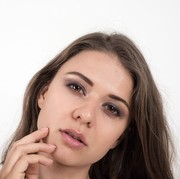 Selain Kurang Tidur, 5 Kebiasan Ini Ternyata Penyebab Datangnya Lingkaran Hitam di Bawah Mata, Duh!