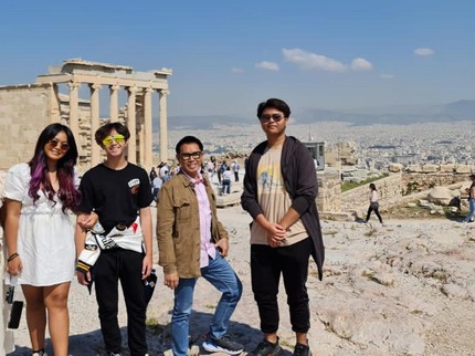 Keren! Dua Anak Eko Patrio & Viona Kuliah Sejak 15 Tahun, Bakal Jadi Lulusan S1 di Singapura