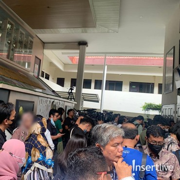 Keluh Kesah Emak-emak di Sidang Vonis Sambo: dari Pagi Nggak Boleh Masuk