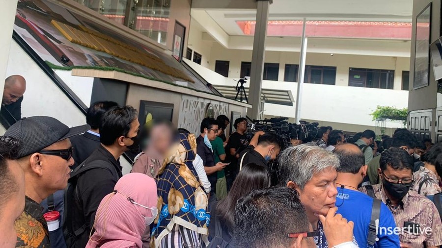 Keluh Kesah Emak-emak di Sidang Vonis Sambo: Dari Pagi Nggak Boleh Masuk!