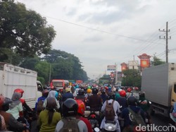 Banjir di Pasuruan Belum Surut, Jalur Pantura Rejoso Macet Total Dua Arah