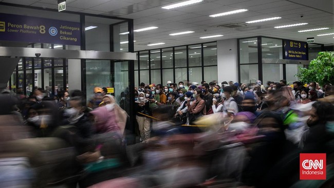 Stasiun Manggarai merupakan salah satu yang tersibuk di Indonesia karena merupakan pusat transit untuk pelaku komuter yang menggunakan KRL Jabodetabek.