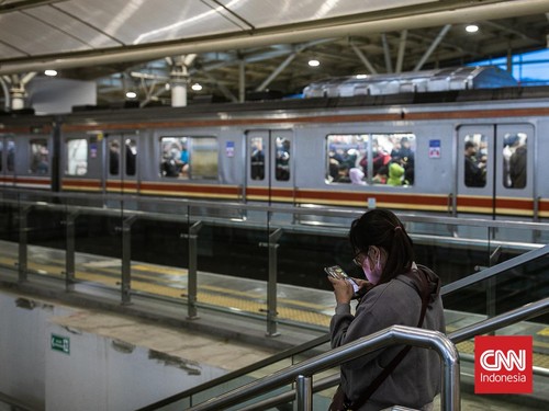 Sejumlah calon penumpang menunggu kedatangan KRL di Stasiun Manggarai,Jakarta, Senin (13/2/2023).