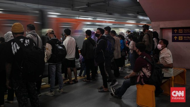 Kementerian Perhubungan mengubah pintu masuk penumpang serta alur perjalanan KRL di Stasiun Manggarai mulai Rabu (20/12) ini .