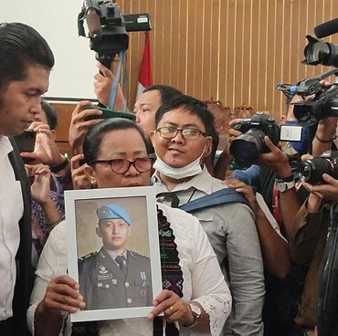 Suasana Emosional Sidang Vonis Sambo & Putri, Ibunda Boyong Foto Yosua