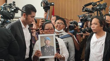 img-title Suasana Emosional Sidang Vonis Sambo & Putri, Ibunda Boyong Foto Yosua