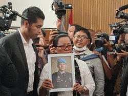 Orang Tua Bawa Foto Yosua ke Ruang Sidang Jelang Sidang Vonis Sambo