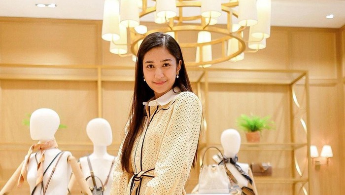 Outfit ke kantor ala Mikha Tambayong. Foto: Instagram.com/miktambayong