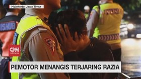 VIDEO: Terjaring Razia, Pemotor Menangis Sambil Memeluk Polisi