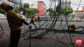 FOTO: Penertiban Kabel Udara di Mampang Prapatan