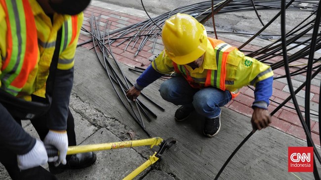 FOTO: Penertiban Kabel Udara di Mampang Prapatan