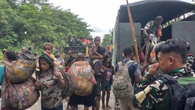 Sebanyak 167 warga Distrik Paro, Nduga, Papua, dievakuasi pasca-aksi pembakaran pesawat Susi Air di distrik tersebut.