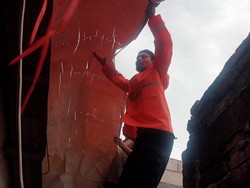 Atap 4 Rumah Warga Ambrol Saat Hujan Disertai Angin Kencang Landa Surabaya