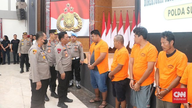 Polisi menangkap lima orang terkait kasus penembakan mantan anggota DPRD Kabupaten Langkat, Paino (47). Mereka telah jadi tersangka.
