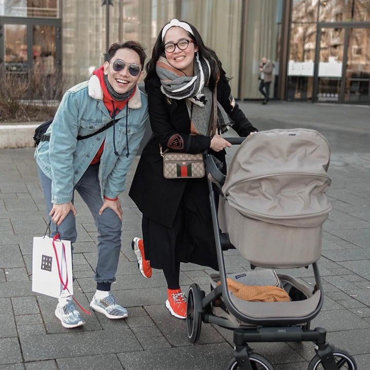 <p>Setelah menikah dengan Jeffrey, Gracia Indri memutuskan untuk tinggal di Belanda bersama sang suami, Bunda. Kini, ia pun telah dikaruniai seorang putri cantik bernama Nova. (Foto: Instagram: @itsjohnmartint)</p>
