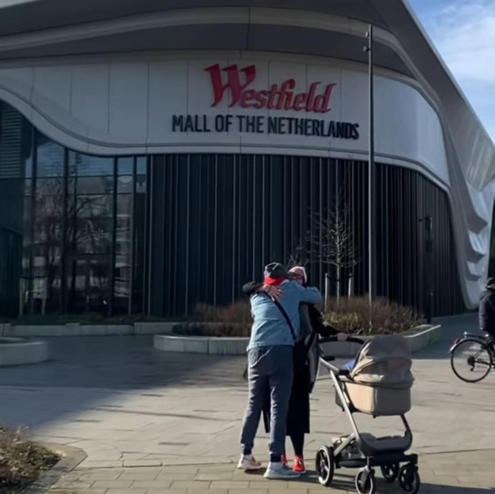 <p>Keduanya bertemu di Kota Den Haag, Bunda. John berlari menghampiri Indri yang tengah mendorong stroller <em>baby</em> Nova. Keduanya pun berpelukan seraya melepas rasa rindu. (Foto: Instagram: @itsjohnmartint)</p>