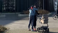 <p>Keduanya bertemu di Kota Den Haag, Bunda. John berlari menghampiri Indri yang tengah mendorong stroller <em>baby</em> Nova. Keduanya pun berpelukan seraya melepas rasa rindu. (Foto: Instagram: @itsjohnmartint)</p>