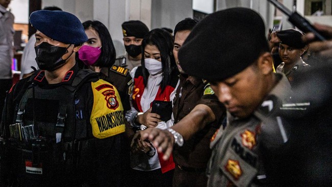 Kejaksaan Negeri Jakarta Selatan mengeksekusi Putri Candrawathi ke Lembaga Pemasyarakatan (Lapas) Kelas IIA Pondok Bambu, Jakarta Timur.