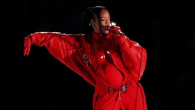 Fan Duga Rihanna Lagi Hamil Saat Tampil di Super Bowl Halftime Show