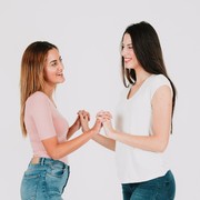Bukannya Nggak Bisa Sendiri, 5 Zodiak Ini Memang Senang Punya Teman dan Ditemani Orang Lain! Kamu Termasuk?