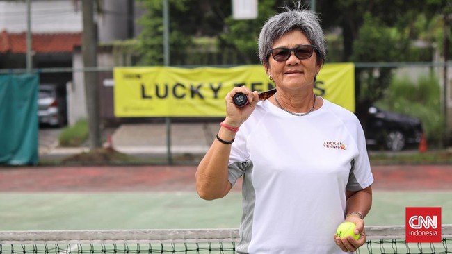 Suzanna Anggarkusuma: Batal ke Amerika, Harumkan Nama Indonesia Keputusan Suzanna Anggarkusuma menolak pindah ke Amerika Serikat berbuah deretan medali emas, mulai dari SEA Games hingga Asian Games 1986 dan 1990.