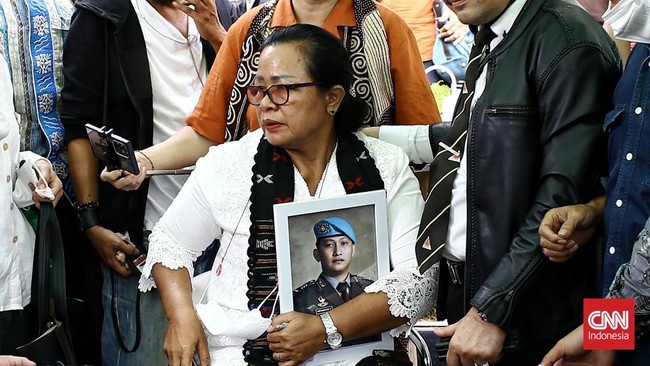 Ibunda Brigadir J, Rosti Simanjuntak menyodorkan bingkai foto anaknya yang berseragam Polri ke arah Putri Candrawathi usai divonis 20 tahun penjara.