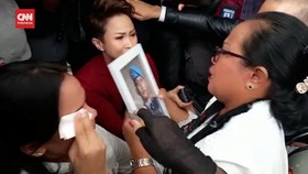 VIDEO: Pecah Tangis Ibunda Yosua Dengar Sambo Divonis Mati