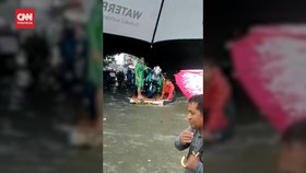 VIDEO: Banjir Kepung Makassar, Motor Diangkut Perahu Kayu