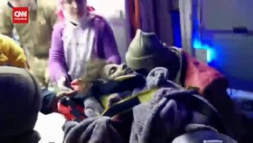 VIDEO: Ayah-Anak Selamat Hampir Sepekan Tertimbun Puing Gempa Turki