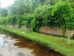 Warga Protes Air Sampah TPA Kebon Kongok Banjiri Jalan