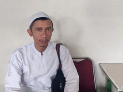 Warna-warni Penampilan Aming: Nyentrik hingga Pakai Peci