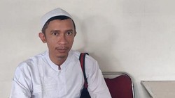 Biasa Dandan ala Wanita, 7 Potret Aming Tampil Religius Pakai Baju Koko & Peci