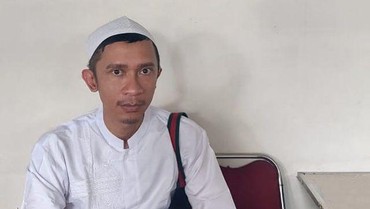 img-title Biasa Dandan ala Wanita, 7 Potret Aming Tampil Religius Pakai Baju Koko & Peci