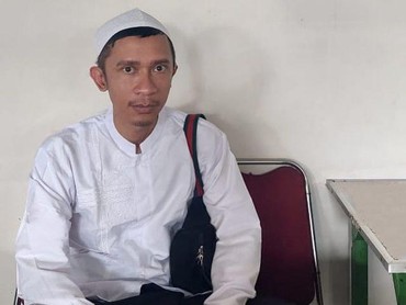 img-title Biasa Dandan ala Wanita, 7 Potret Aming Tampil Religius Pakai Baju Koko & Peci