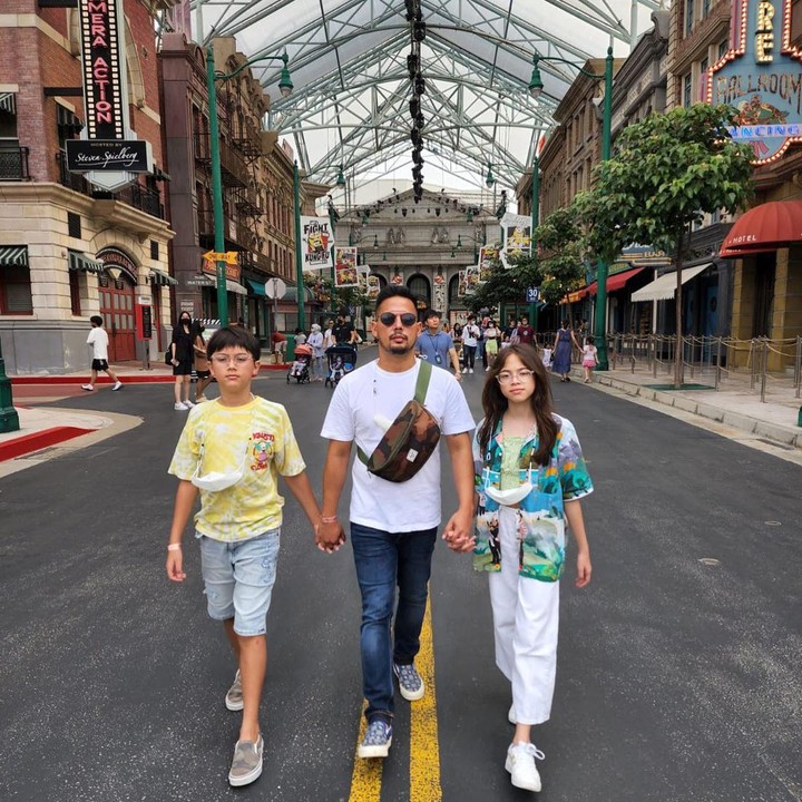 <p>Berparas cantik seperti ibunda sejak masih kecil, kini pesona London semakin terpancar di usia remaja. Ia juga kerap tampil modis mengenakan berbagai macam <em>outfit</em> keren. (Foto: Instagram @adilladimitrihardjanto)</p>