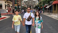 <p>Berparas cantik seperti ibunda sejak masih kecil, kini pesona London semakin terpancar di usia remaja. Ia juga kerap tampil modis mengenakan berbagai macam <em>outfit</em> keren. (Foto: Instagram @adilladimitrihardjanto)</p>