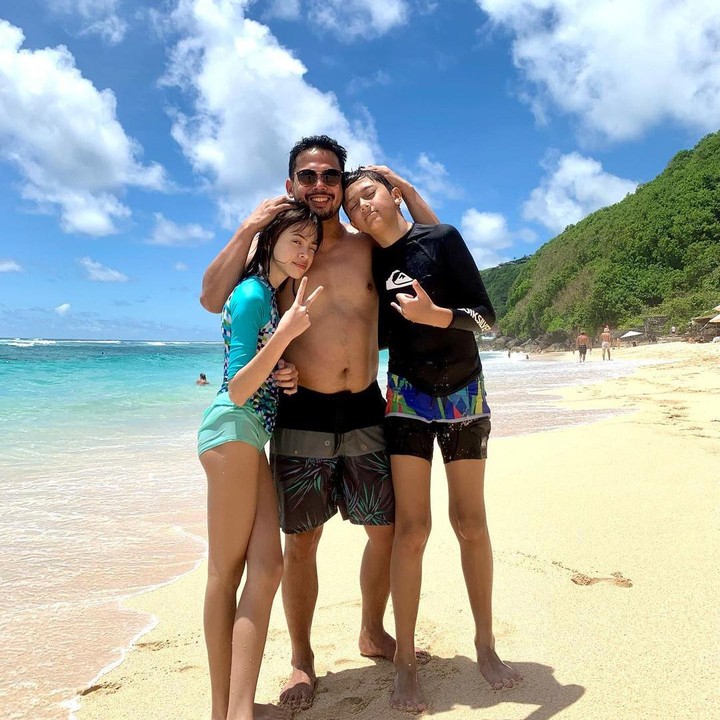 <p>Bersama Jeremiah, London kerap menghabiskan waktu bersama sang Ayah. Intip saja potret keseruan mereka ketika sedang bermain di pantai. (Foto: Instagram @adilladimitrihardjanto)</p>