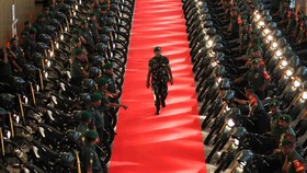 Sejumlah personel TNI Angkatan Darat yang bertugas sebagai Babinsa berdiri di samping sepeda motor bantuan di Grand City Mall, Surabaya, Jawa Timur, Senin (13/2/2023). Kementerian Pertahanan memberi bantuan kendaraan operasional untuk prajurit TNI An