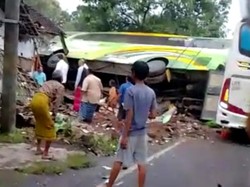 Rem Blong Diduga Jadi Penyebab Bus Terguling Tabrak Rumah Warga di Pasuruan
