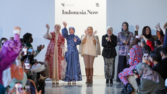 FOTO: Unjuk Gigi Desainer Indonesia di Panggung NYFW
