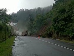 Terekam Kamera! Momen Ngeri Longsor Batu Besar Tutup Jalan Tembus Tawangmangu