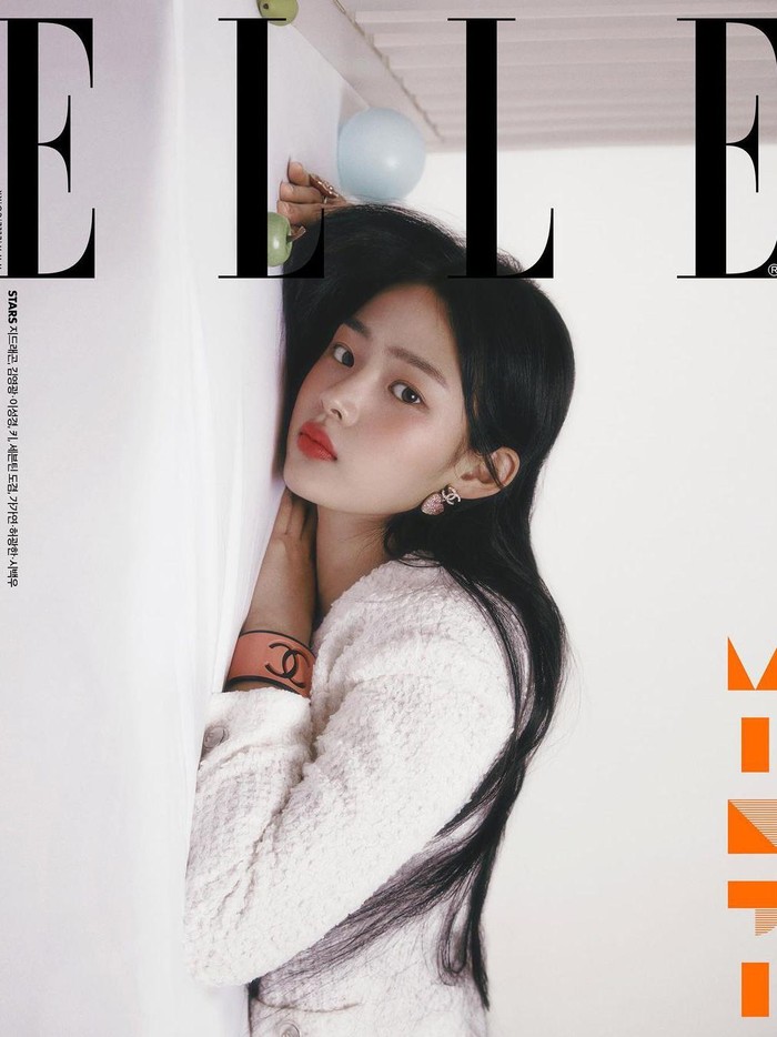 Di hari yang penuh cinta (14/2), ADOR memberikan hadiah berupa kabar bahagia mengenai salah satu member NewJeans yaitu Minji yang resmi terpilih menjadi brand ambassador Chanel Korea untuk bagian beauty, fashion, dan jewelry./ Foto: allkpop.com