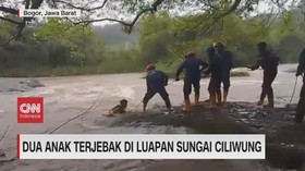VIDEO: Dua Anak Terjebak di Luapan Sungai Ciliwung