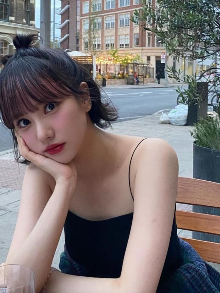 Eunha VIVIZ mencuri perhatian dengan dark brown short hair. Rosy cheeks dengan matanya yang besar, memberikan kesan yang sangat menggemaskan. Tampilan rambut tersebut, menjadikan Eunha sebagai salah satu female idol dengan rambut pendek menawan!/ Foto:Â instagram.com/rlo.dl