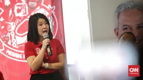 Wakil Ketua Dewan Pembina PSI, Grace Natalie, mengungkapkan Jokowi akan resmi mengenakan jaket PSI.