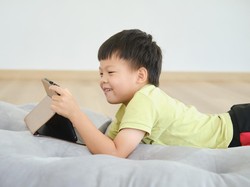 Tablet vs Laptop: Mana yang Lebih Aman Buat Anak Sekolah?
