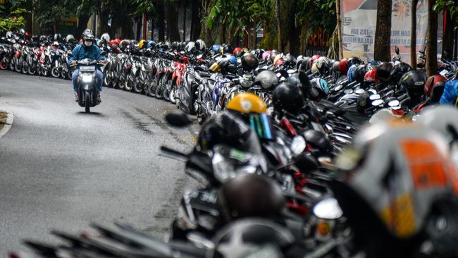Lawan arus adalah pelanggaran yang umum dilakukan pesepeda motor, kepolisian menyebut alasan utamanya adalah malas karena putaran jalan terlalu jauh.