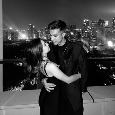 7 Potret Mesra Junior Roberts & Sandrinna Michelle Rayakan Valentine Dihujat