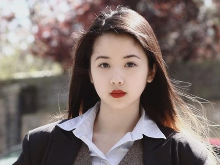 Jadi Lulusan Matematika Terbaik Oxford, Wanita Ini Malah Dibully karena Terlalu Cantik