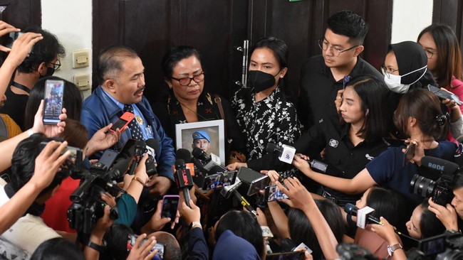 Pengacara keluarga Brigadir J mengaku kliennya kecewa dengan putusan kasasi MA atas Sambo dkk, dan menyoroti keterbatasan PK hanya bisa dilakukan terpidana.